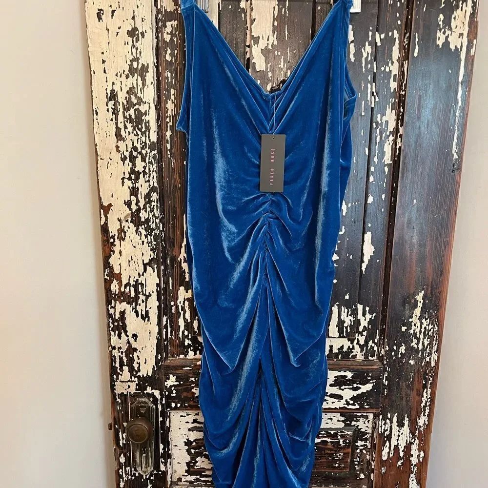 NWT Faded Rose women’s velour like drape dress. Size 1X.